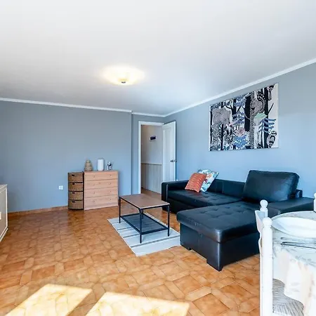 Spacious With Pool, 3 Min From The