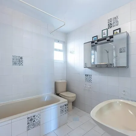 Spacious With Pool, 3 Min From The * Fuengirola
