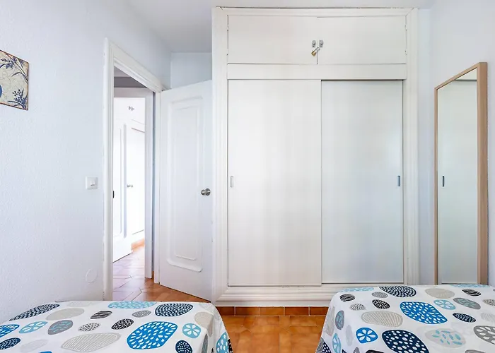 Apartment Spacious With Pool, 3 Min From The *